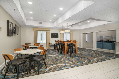 BEST WESTERN PLUS SWANSBORO - common area